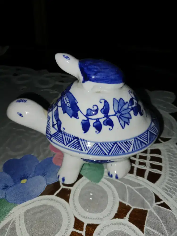 Pajangan keramik kura2 gendong anaknya