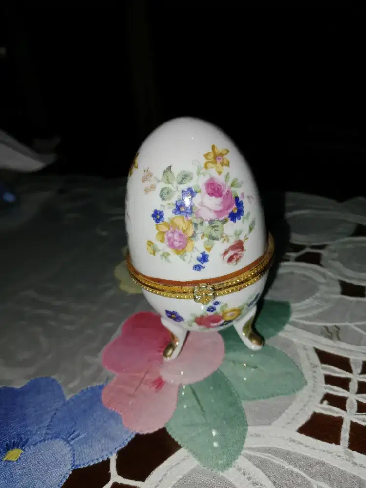 Pajangan telor keramik