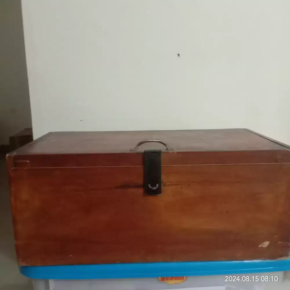 Peti Kayu bekas tempat penyimpanan berkas