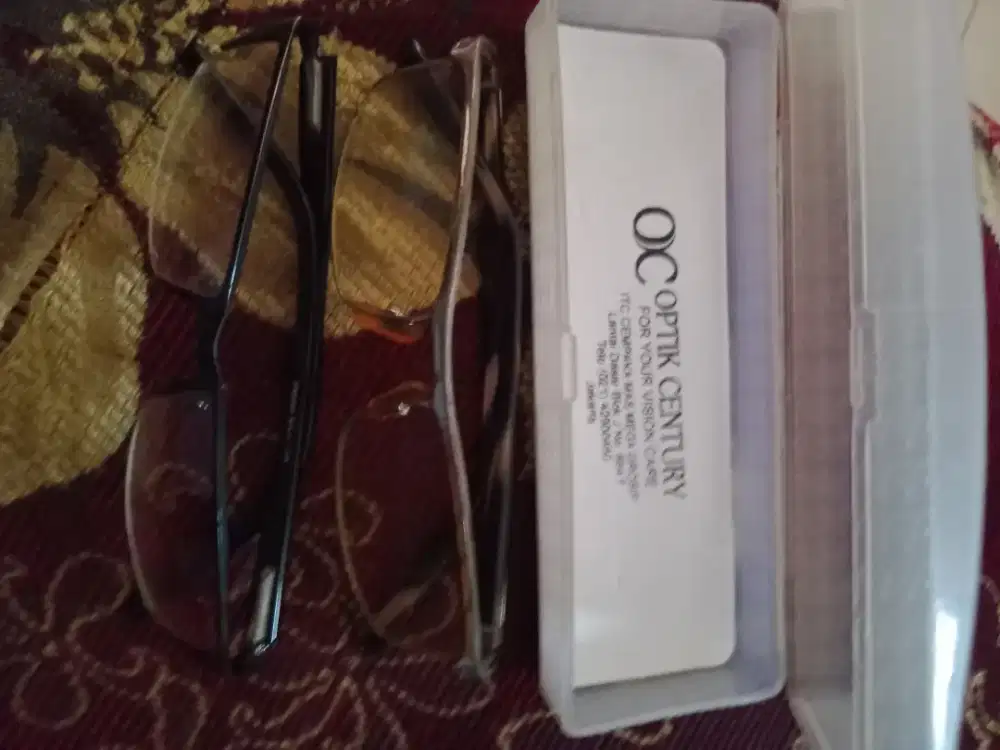 Kaca mata plus atau minus cek di lokasi