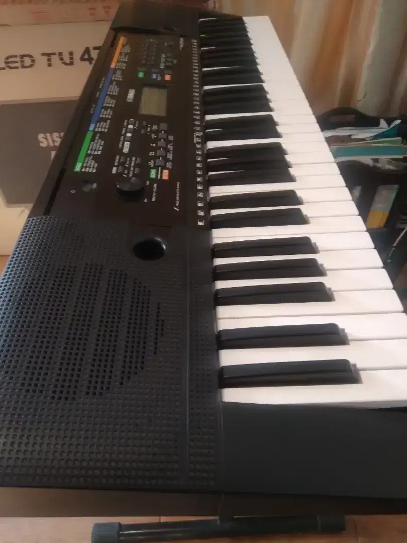 Keyboard YAMAHA .PSR E253. termsk Type terbaru.just like new
