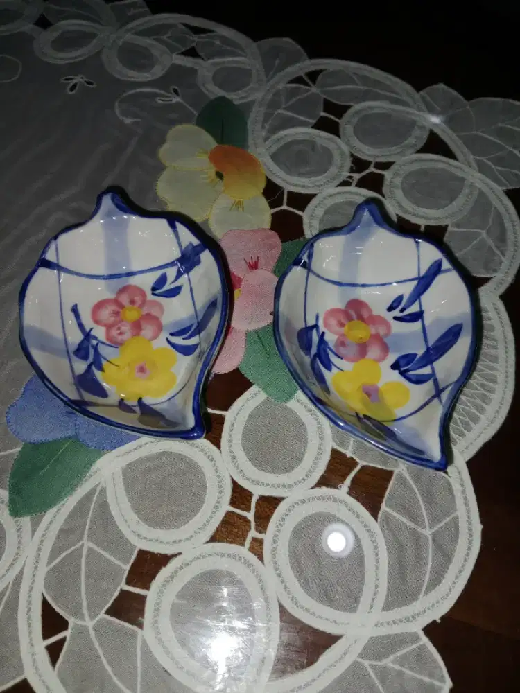 Sepasang tempat sambel bentuk daun