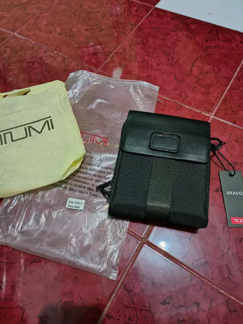 Sling Bag Tumi Black Kondisi Baru