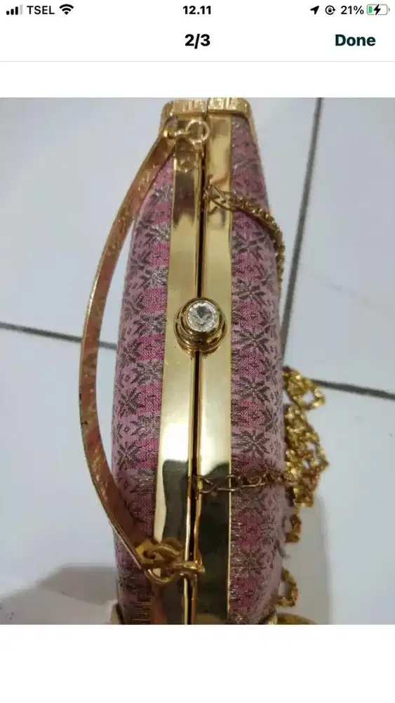tas  pesta dari bahan songket keemasan