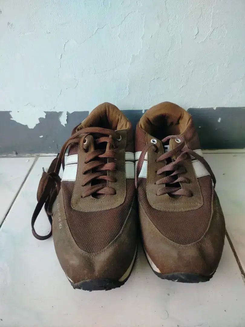 Sepatu pria coklat tua