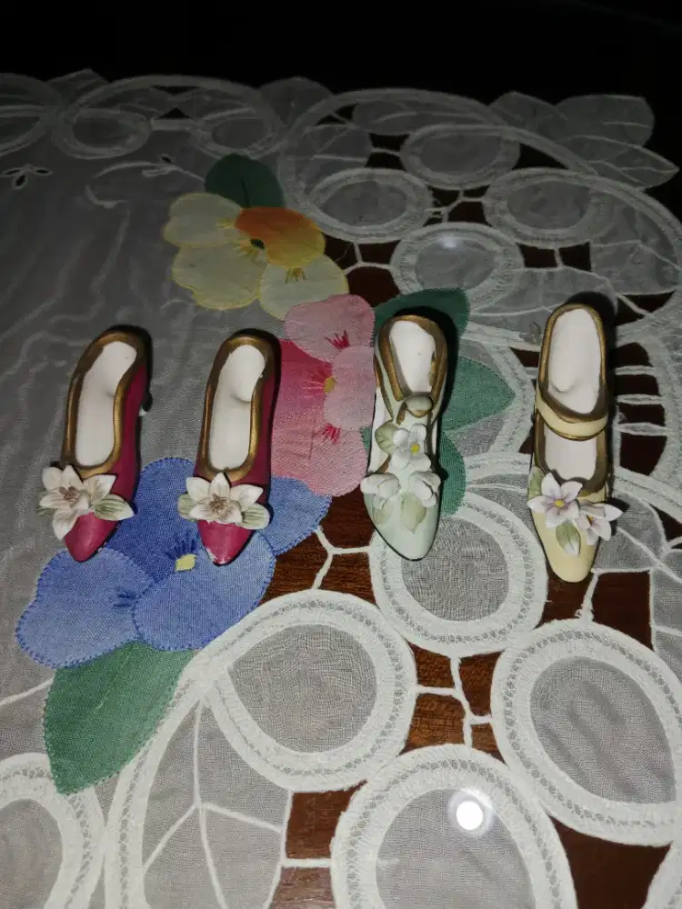 2 pasang selop keramik, sepasang selon warnanya