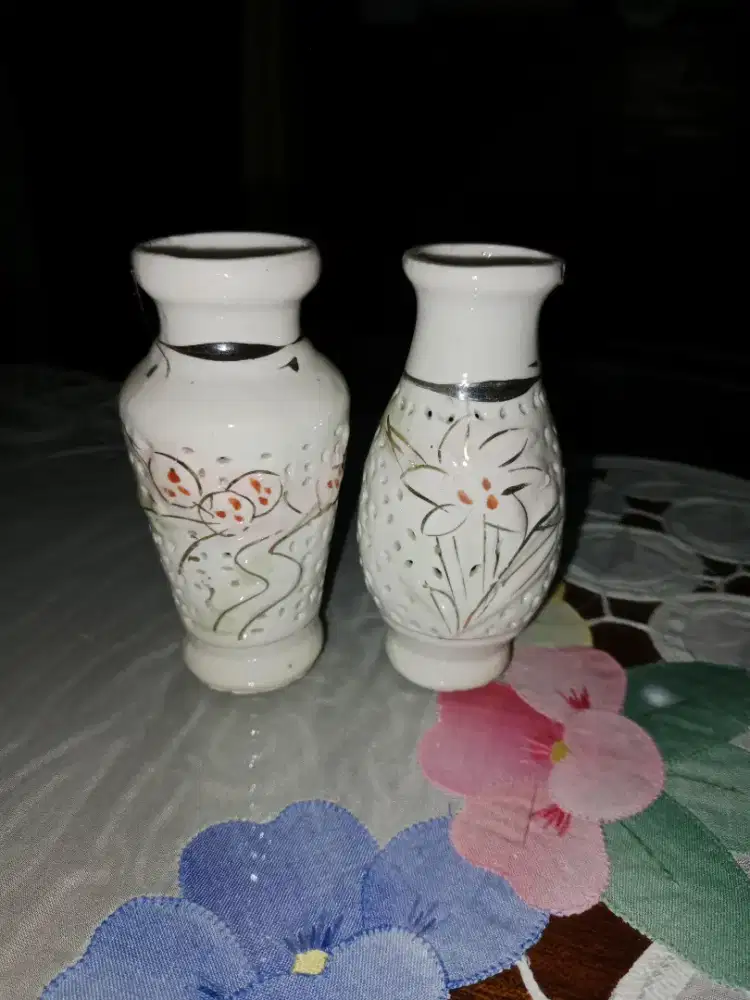 Sepasang keramik guci mini terawang