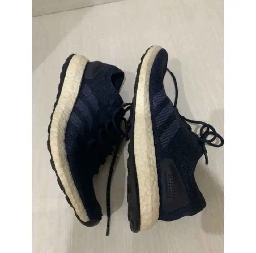 Sepatu adidas ori bekas