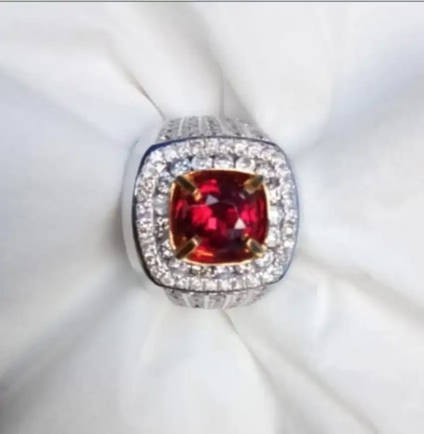 Dijual cincin emas berlian dgn mata batu ruby warna vivid red langka