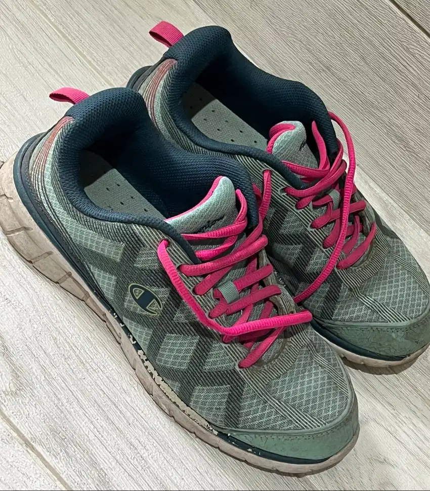 DIJUAL Sepatu Champion Wanita Sepatu Olahraga Size 41.5