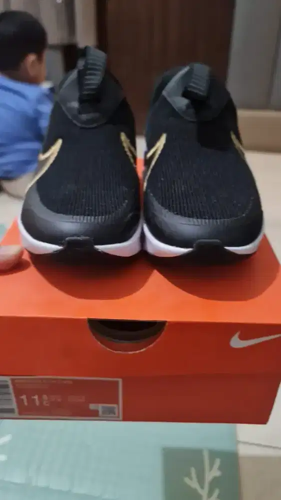 Sepatu Nike Hitam Gold