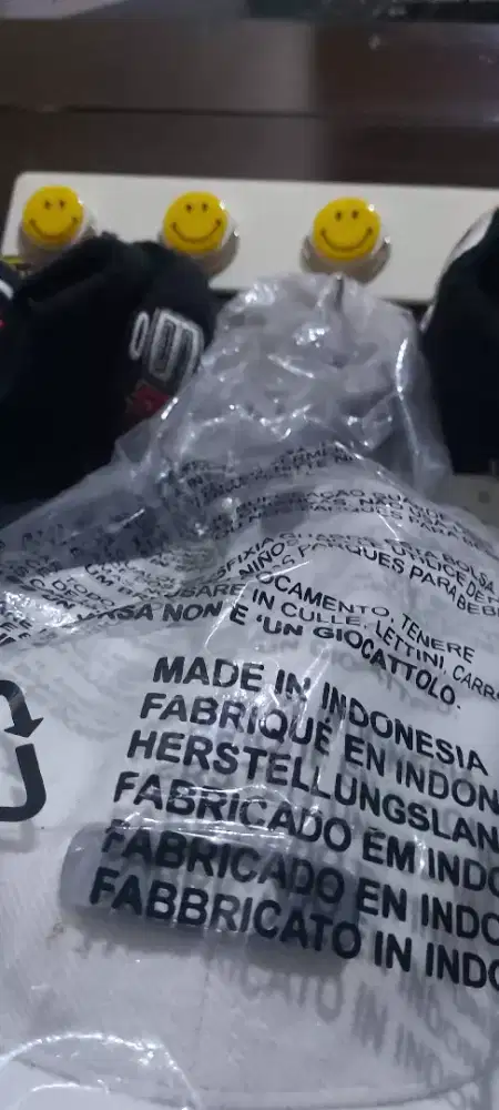 Uniqlo topi putih oakley