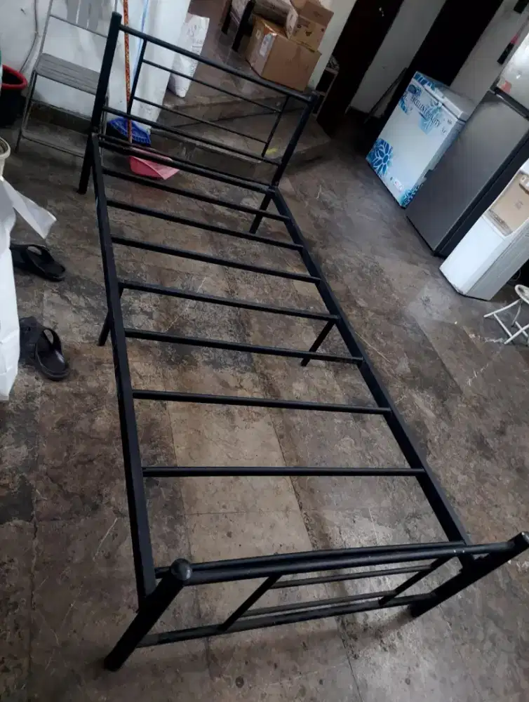 Tempat tidur besi 90 x 200 masih mulus
