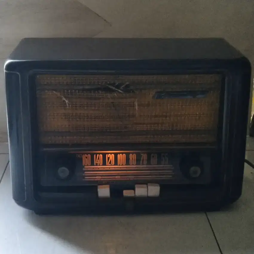 Radio tabung GRUNDIG antik