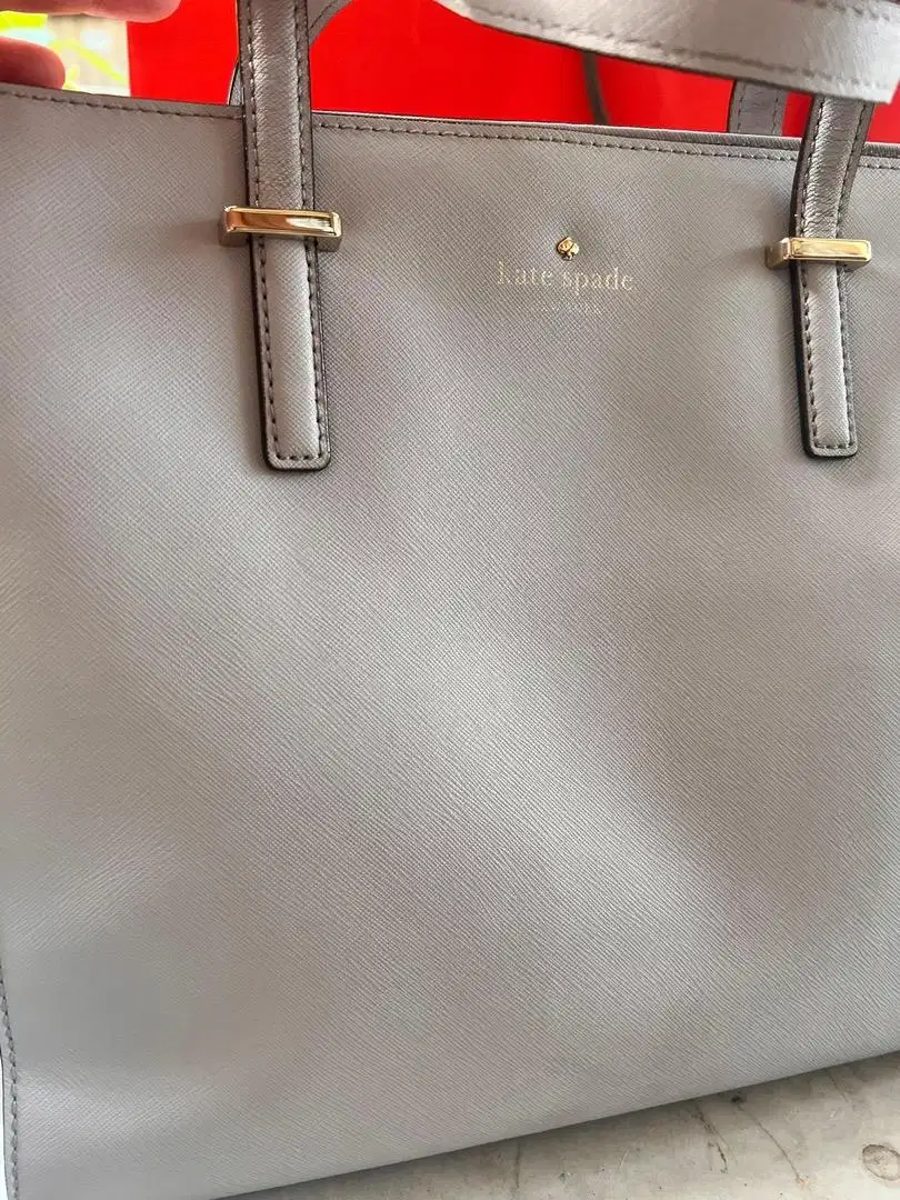Tas merk Kate spade warna abu ada tali slingnya