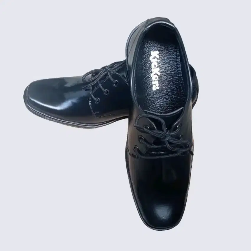 Sepatu pantofel pria model tali mengkilap