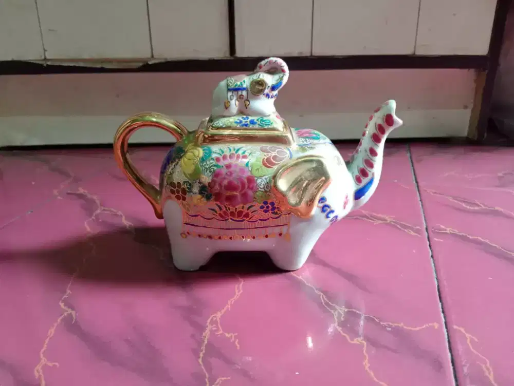 Pajangan antik teko gajah keramik