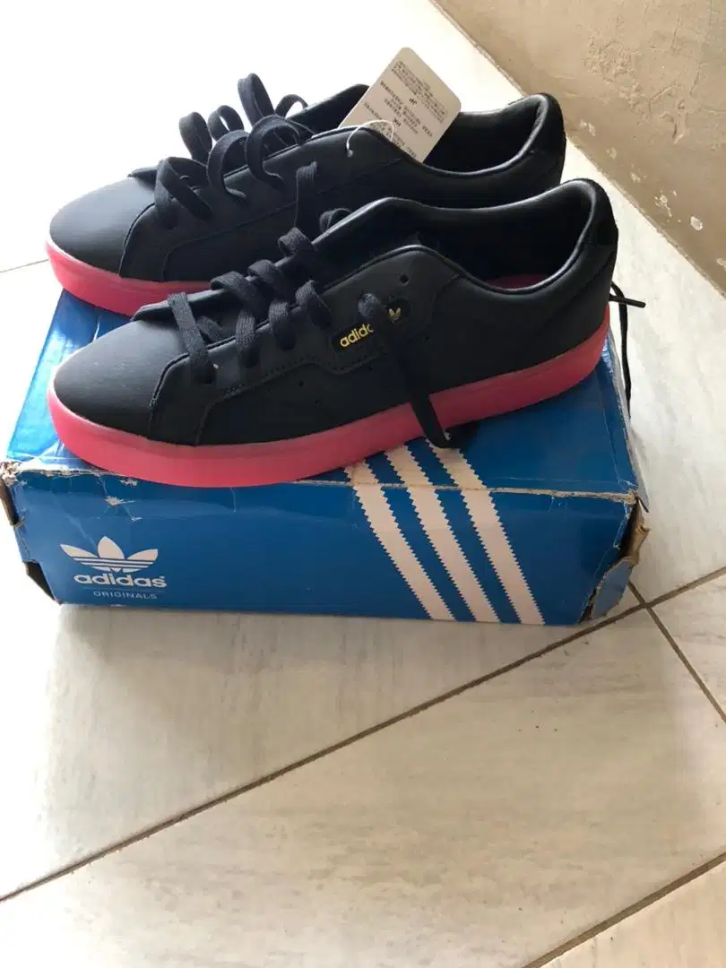 Diajual sepatu adidas baru
