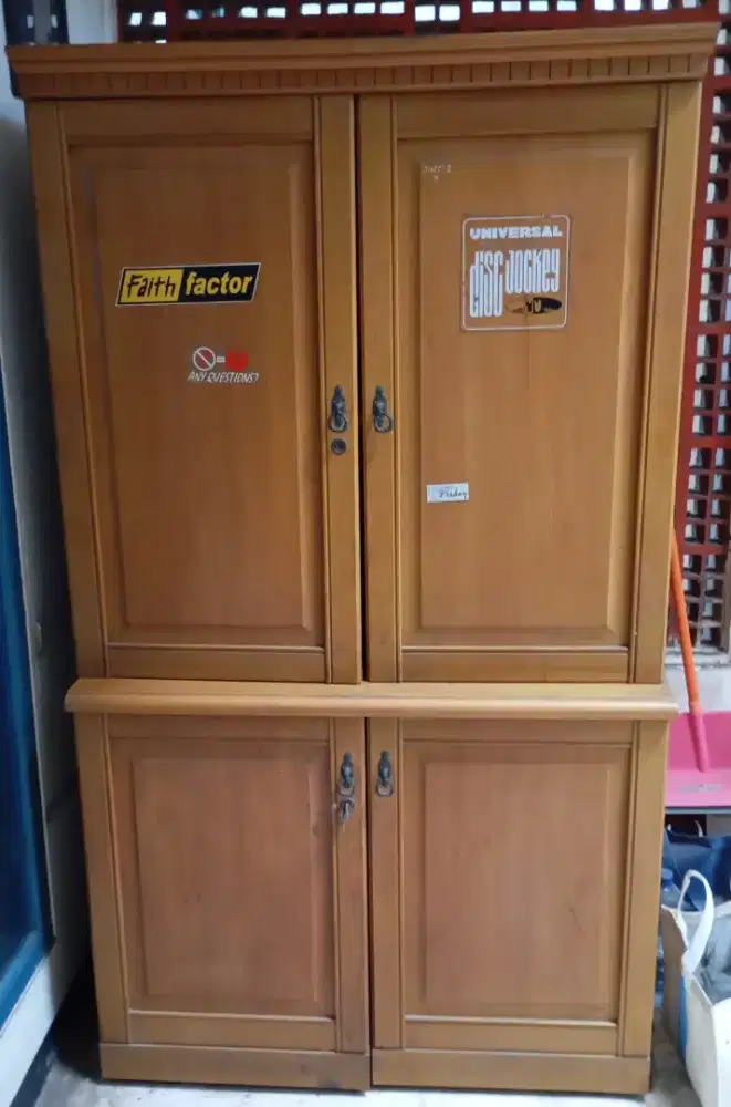 Meja khusus komputer model almari