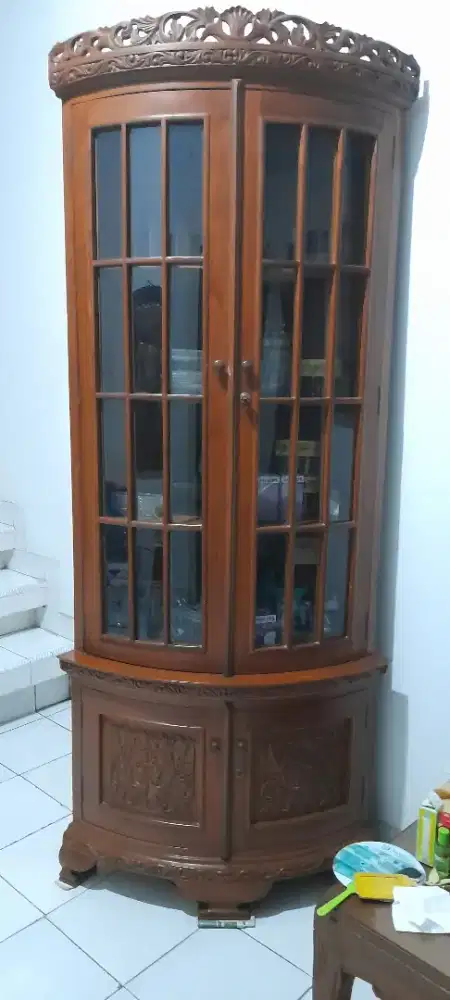 Lemari pajang sudut jati