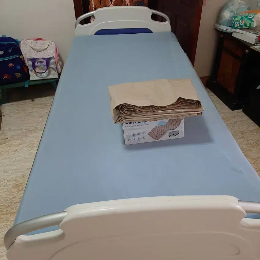 Tempat Tidur Pasien Rumah Sakit Merek Acare HCB M0032 3 Crank Manual