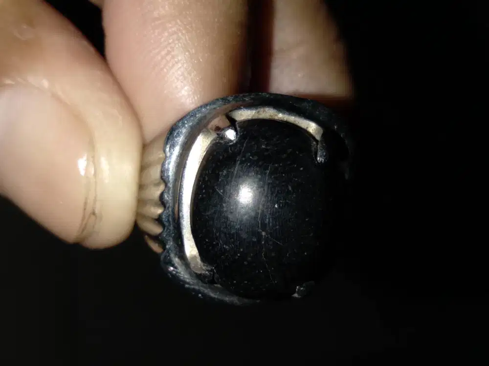 Cincin akik batu hitam