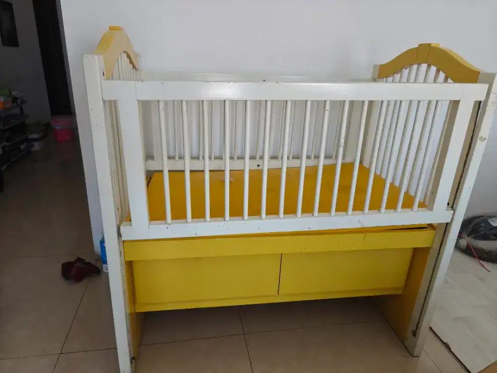 Tempat tidur bayi