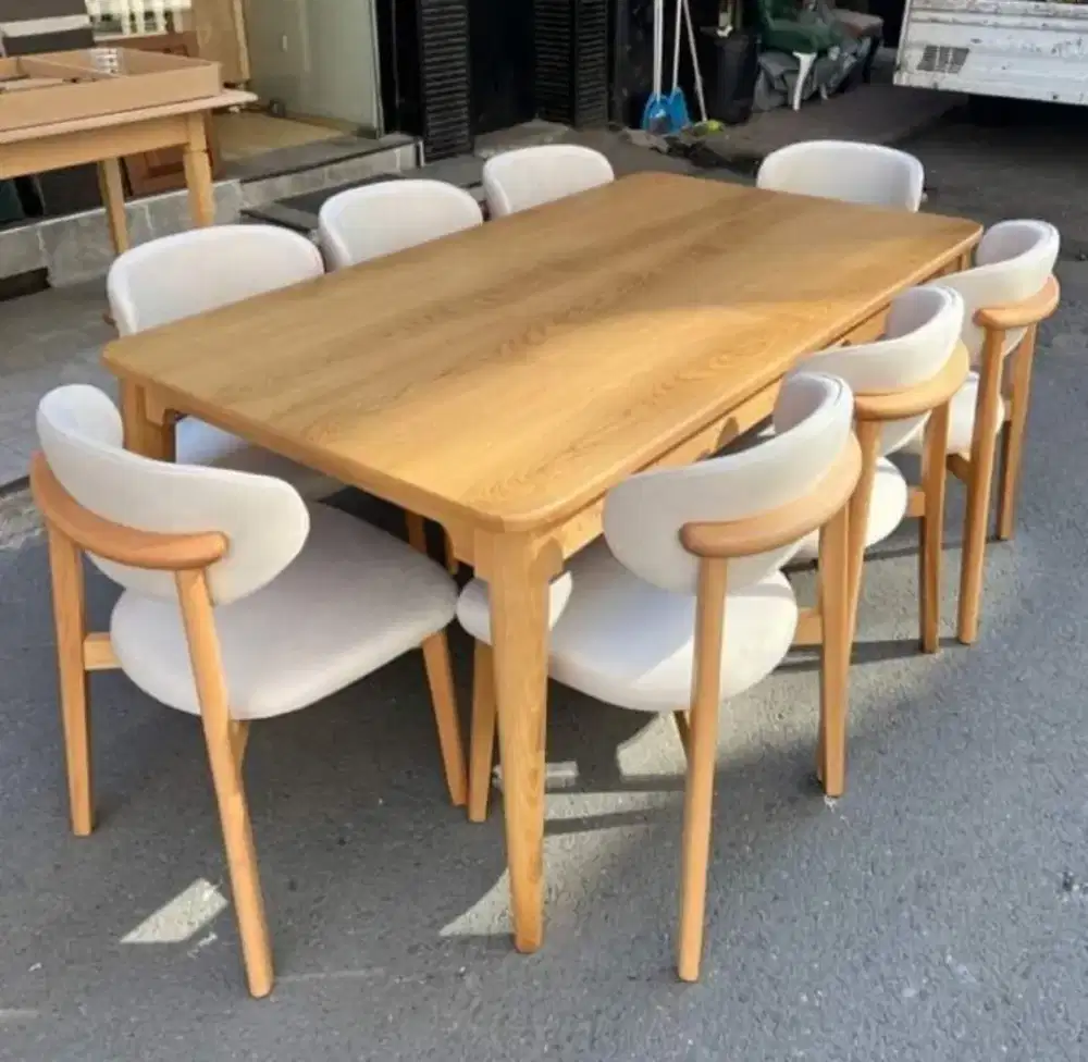 Meja makan minimalis modern terbaru.