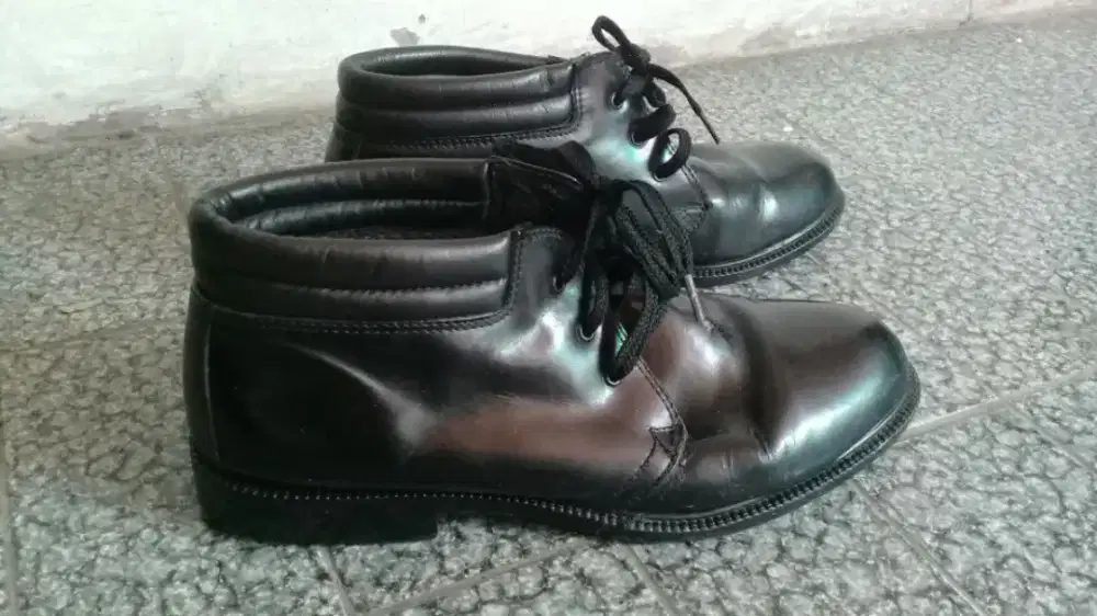 Sepatu Satpam warna hitam
