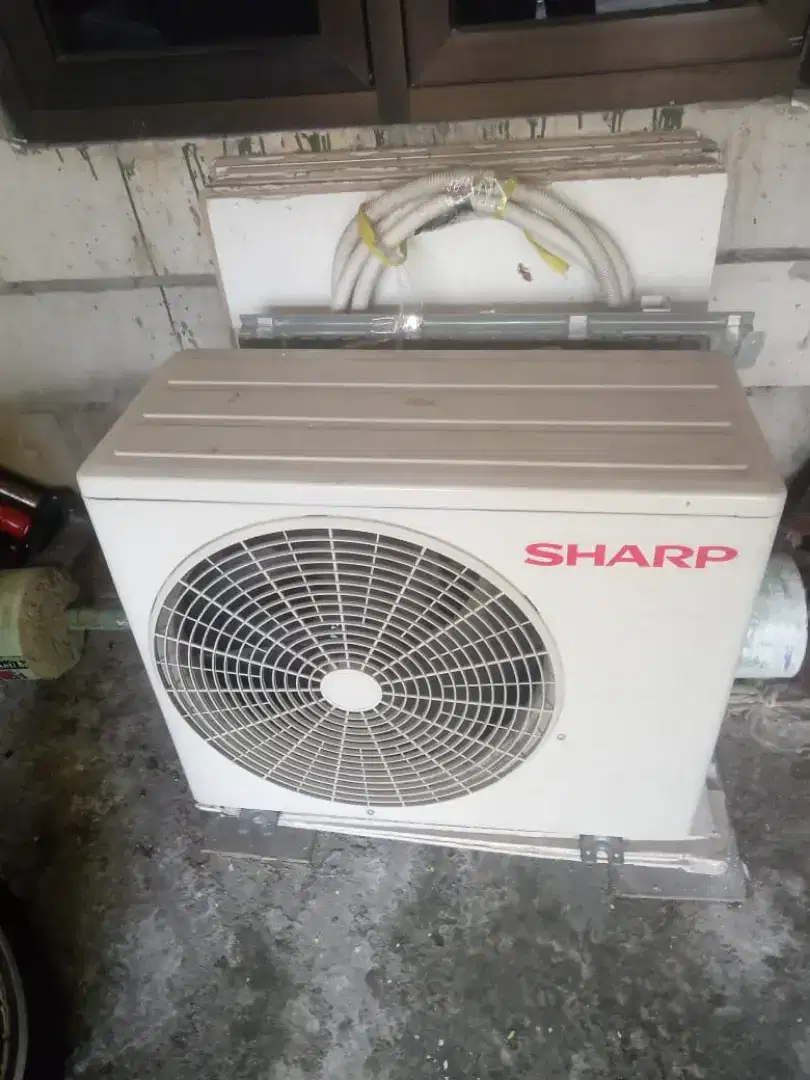 AC SHARP 1 PK lengkap ada pipa tembaga 4m kondisinya masih bagus