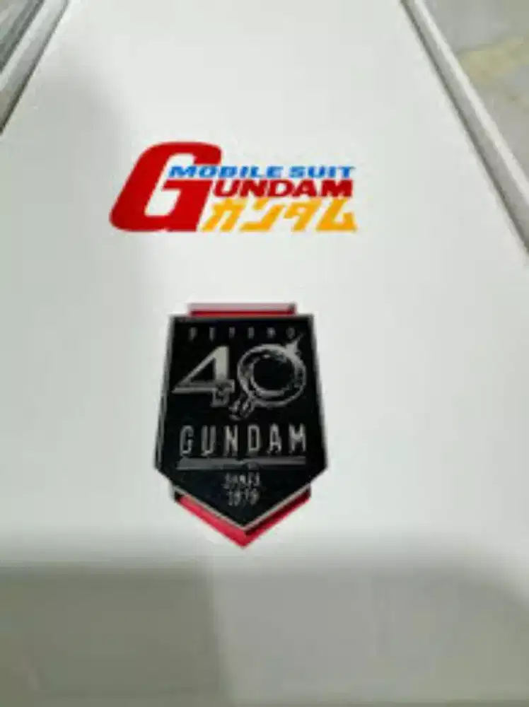 Mainan emblem gundam