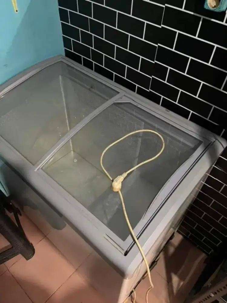 Jual aja Freezer box tapi perlu diservis kayanya