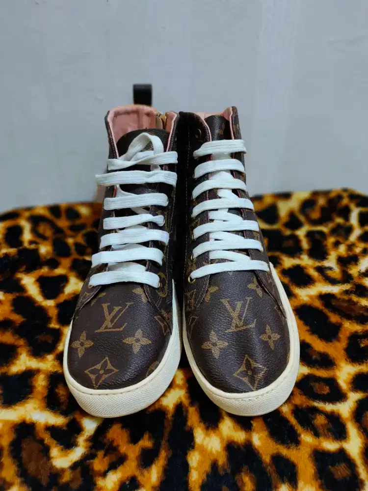 Sepatu Louis Vuitton