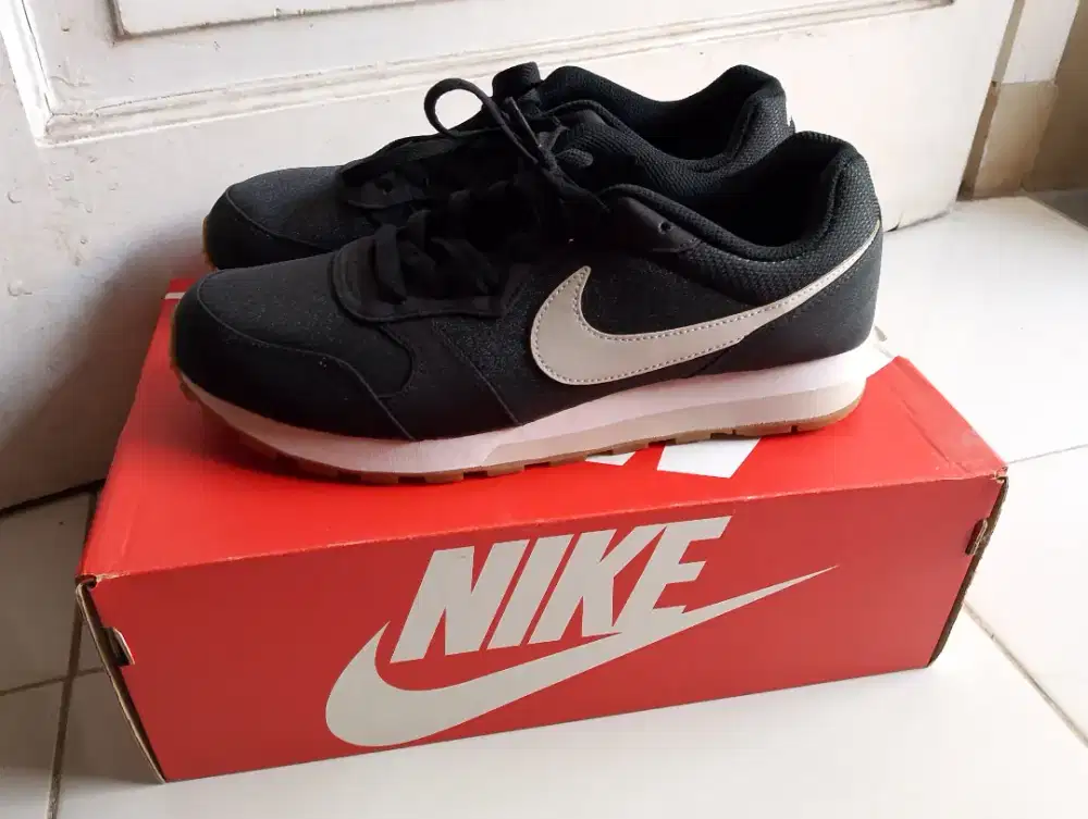 Nike MD Runner 2 SE Womens ( US 10.5, EUR 42,5, 27,5 cm)Ukuran Pria 41