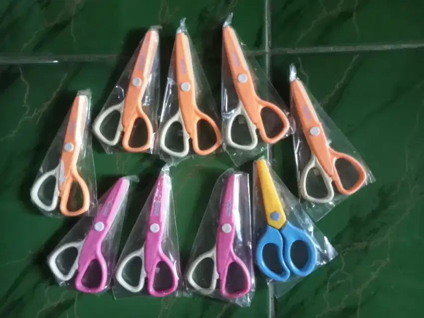9 GUNTING KECIL GERIGI