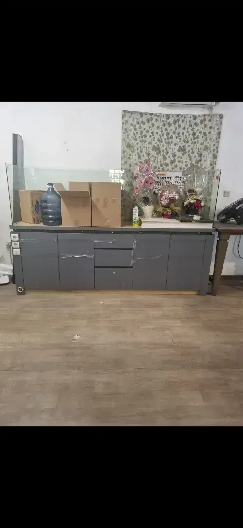 Meja bartender ada kaca