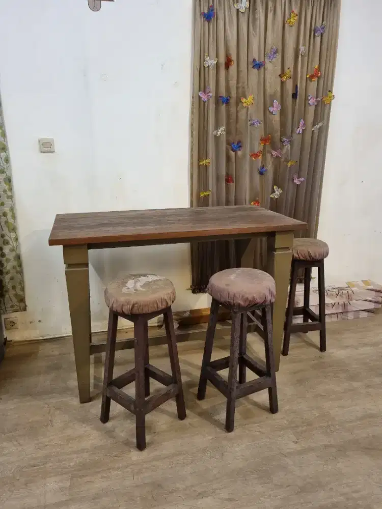 Meja bar tinggi dgn 3 kursi tinggi
