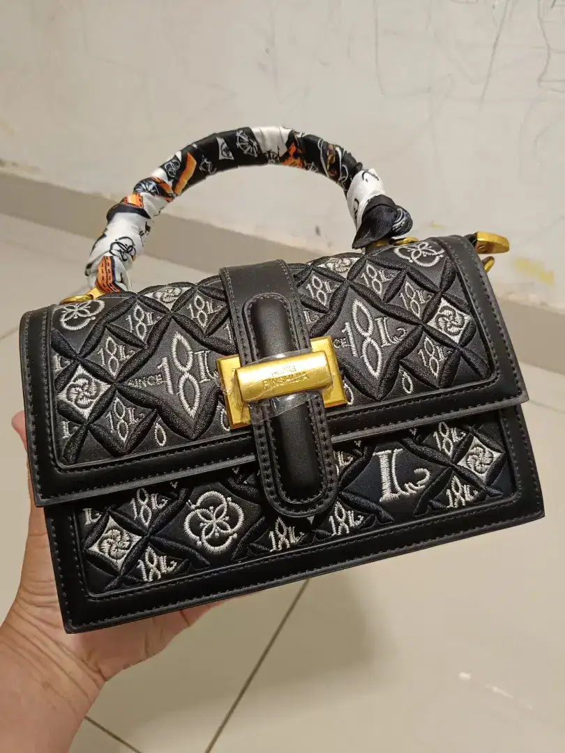 Tas cantik bordir warna hitam...