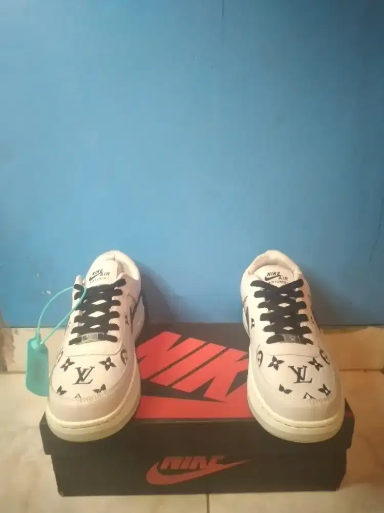 Jual cepat murah sepatu baru nike air force one louis vuitton ori.