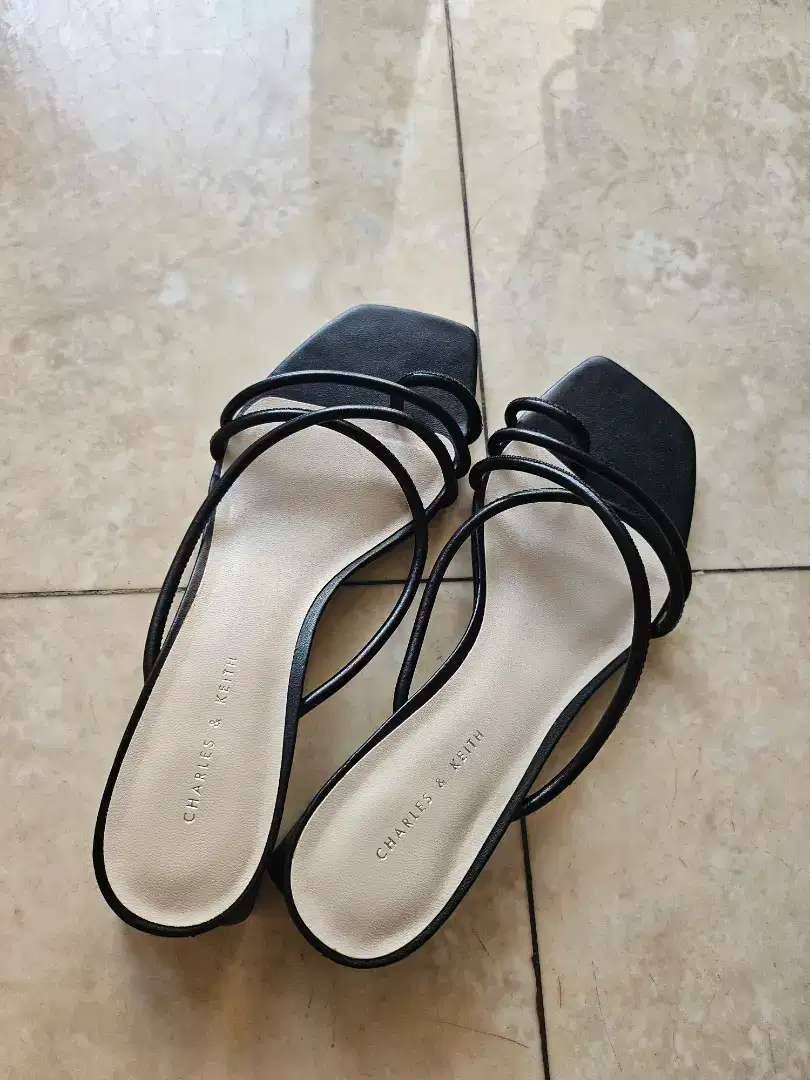 Charles n Keith Sendal Heels / Open Toe / Toe Ring Sandals