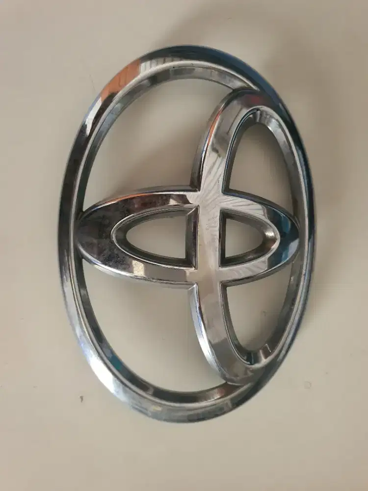 Logo Grill Toyota Fortuner 2012 - 2014 Original