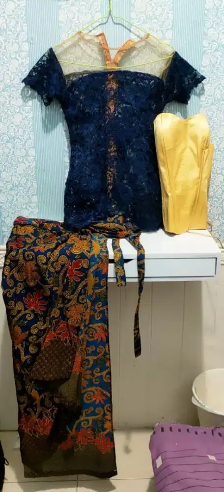 Kebaya navy sepaket LD 70 like new