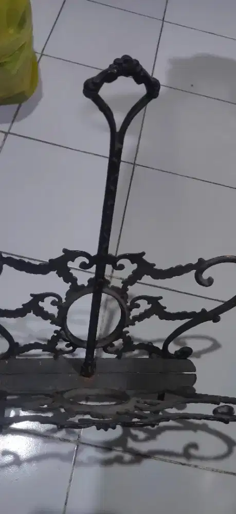 Tempat koran antik motif eropa 200.000 nego