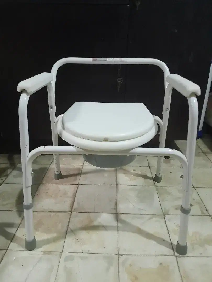 Kursi Duduk Buang Air Besar dan Kecil