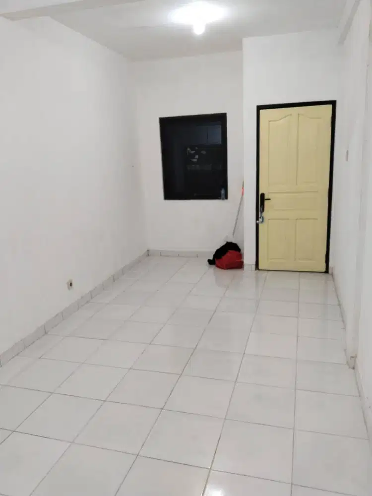 [KONTRAKAN] Rumah 2 lantai Baru Renovasi lokasi strategis di Jak-Bar