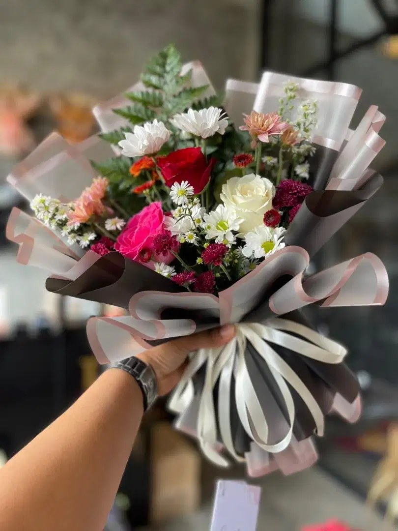 Bouquet Buket Bucket Bunga Mawar Segar Asli Kado Hadiah Wisuda Ultah