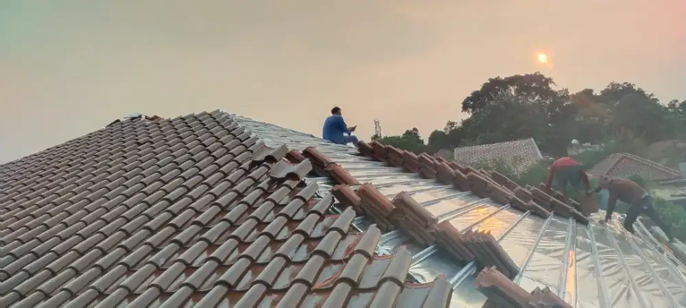 MELAYANI BONGKAR PASANG ATAP LAMA GANTI BAJA RINGAN