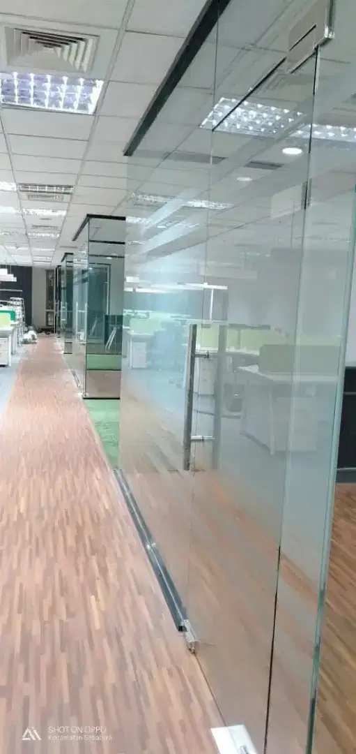 Jual kaca tempered bekas partisi gedung atau kantor kondisi 90%