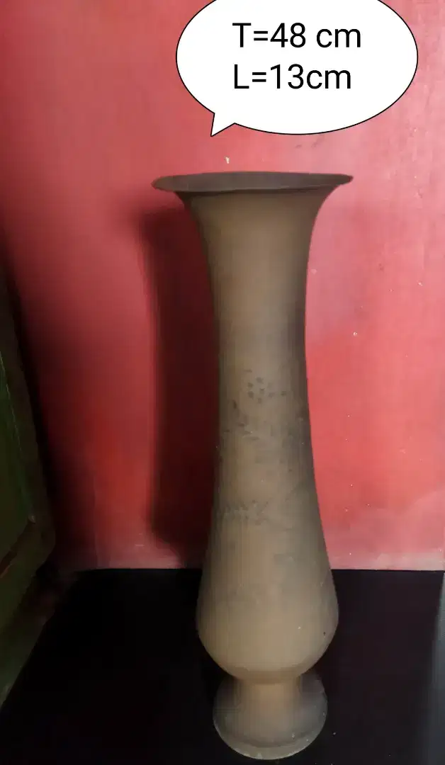 Vase antik kuningan