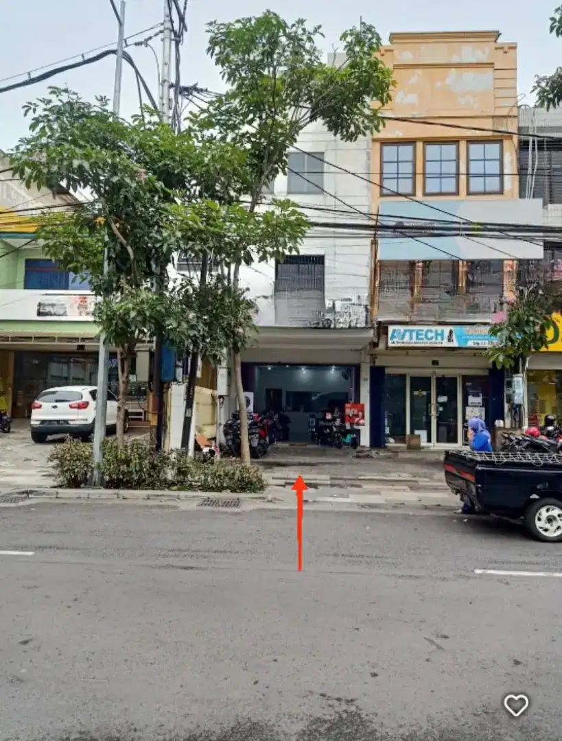 Disewa ruko 3 1/2 lantai di area pusat komersial